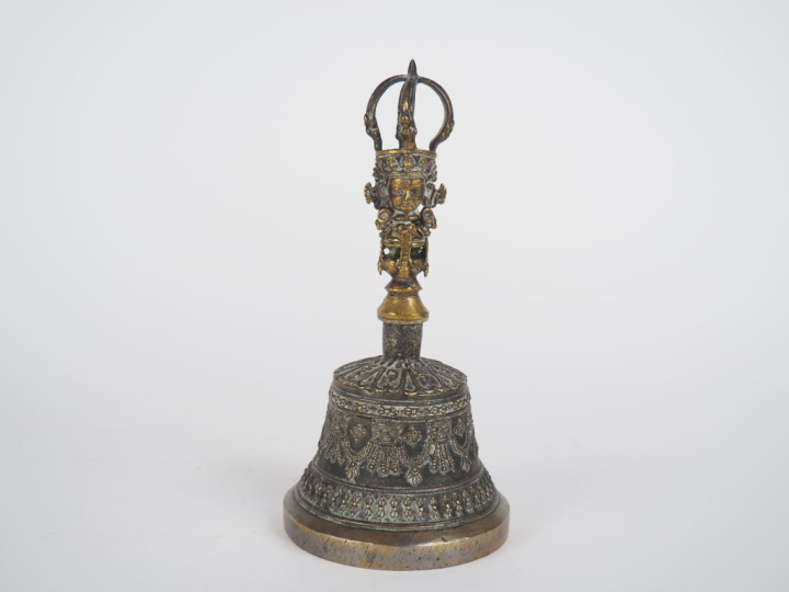 Cloche népalaise en bronze à décor de guirlandes de perles et de calli