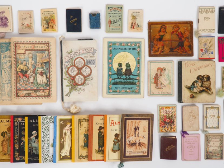 Collection de petits livres miniatures et almanachs de poche.
