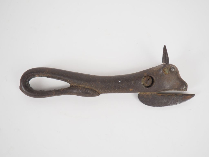 Instrument de saignée en fonte à décor de mufles de vache. L. 17,5 cm.