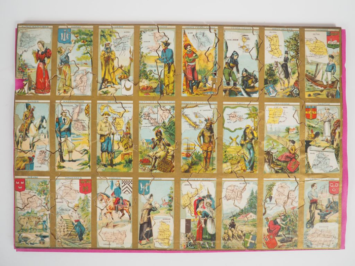 3 puzzles anciens, "les départements de France". Dim. 32 x 49,5 cm.