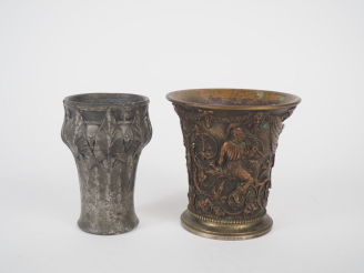 Vente aux enchères KANN. Vase en étain à décor végétal. Signé. H. 12 cm.  On y joint un v