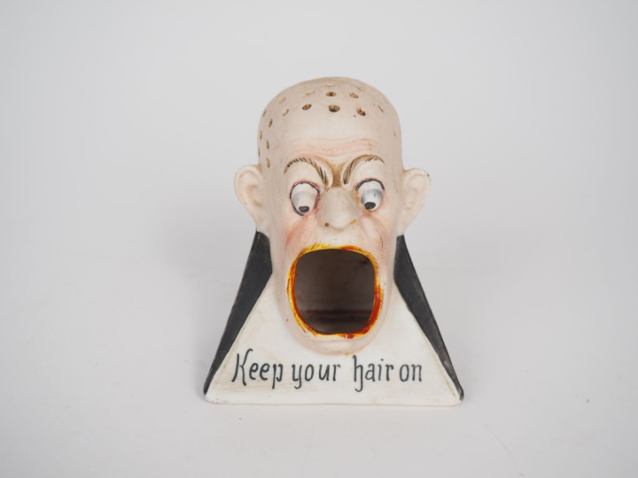 Porte cure-dents 1900 anglais en biscuit polychrome, "Keep your hair o