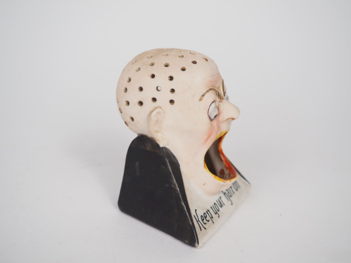 Porte cure-dents 1900 anglais en biscuit polychrome, "Keep your hair o