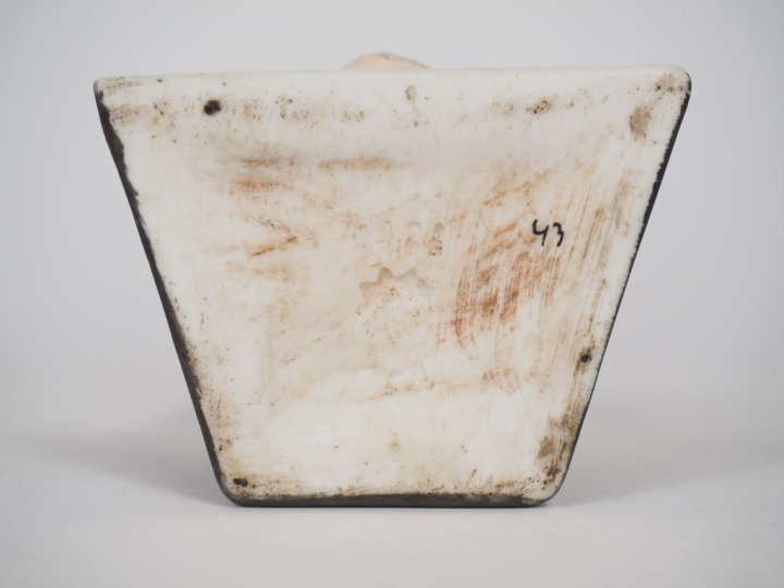 Porte cure-dents 1900 anglais en biscuit polychrome, "Keep your hair o