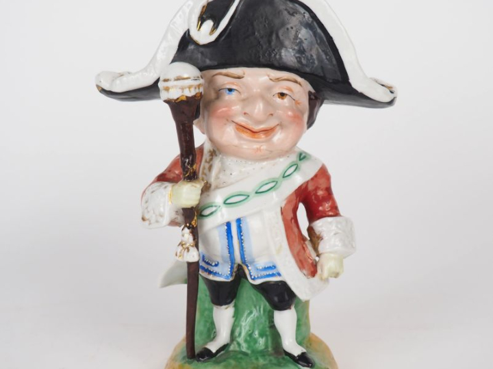 Porte-plume satyrique 1900 en porcelaine polychrome, "le maréchal". H.