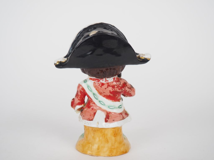 Porte-plume satyrique 1900 en porcelaine polychrome, "le maréchal". H.