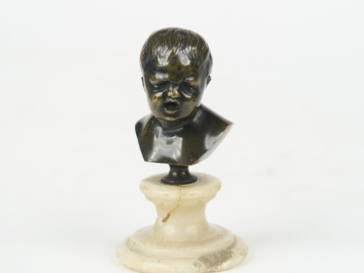Sujet en bronze à patine verte sur un socle en albâtre "Pierre qui ple