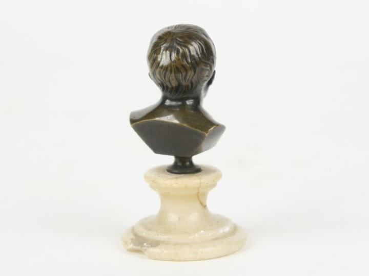 Sujet en bronze à patine verte sur un socle en albâtre "Pierre qui ple