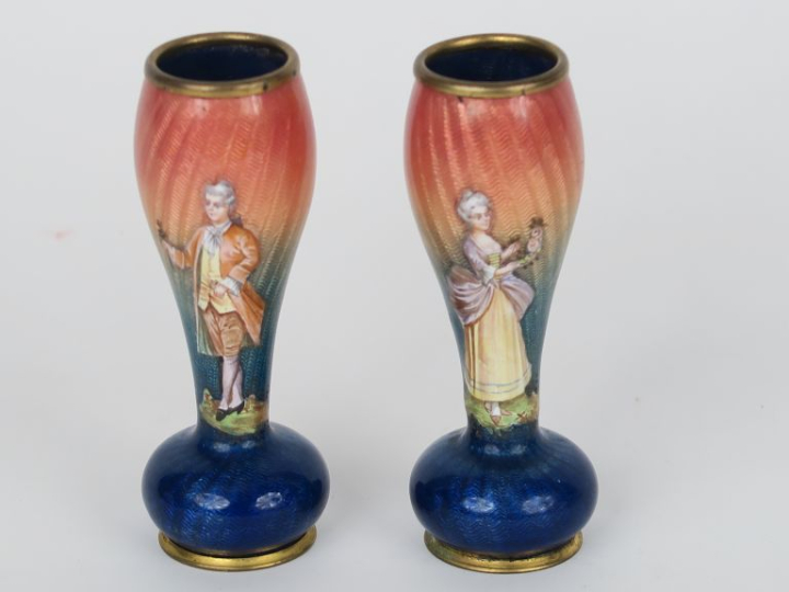 Paire de soliflores miniatures 1900 à décor émaillé d'élégants. H. 8,5