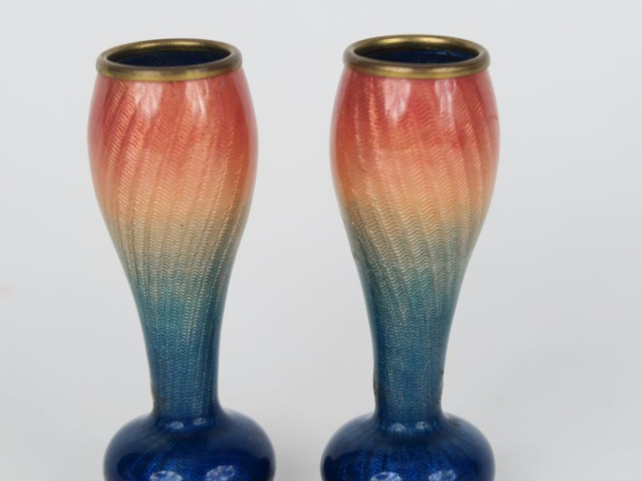 Paire de soliflores miniatures 1900 à décor émaillé d'élégants. H. 8,5