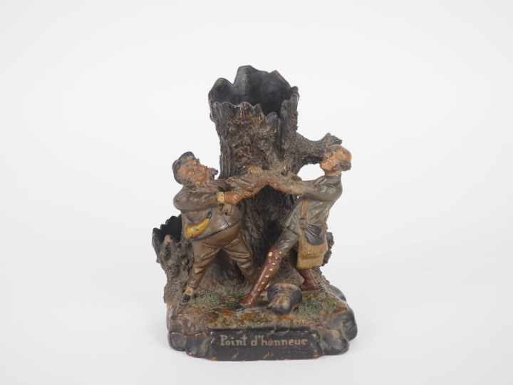 Sujet 1900 en stuc polychrome, "point d'honneur". Dim. 18 x 13 x 13 cm