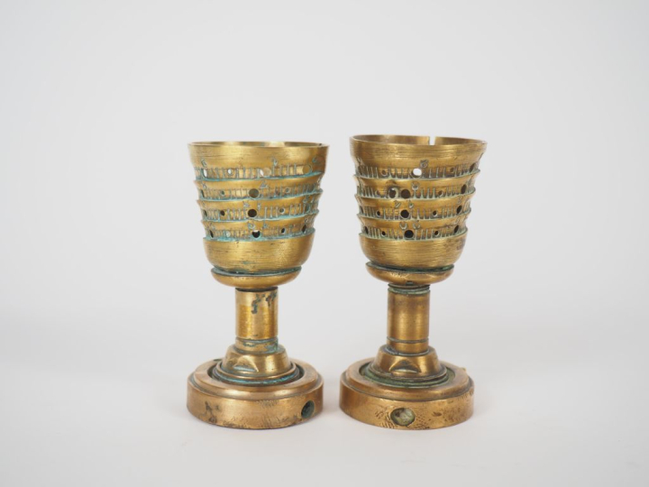 Deux coquetiers de poilus en laiton. H. 8 cm.