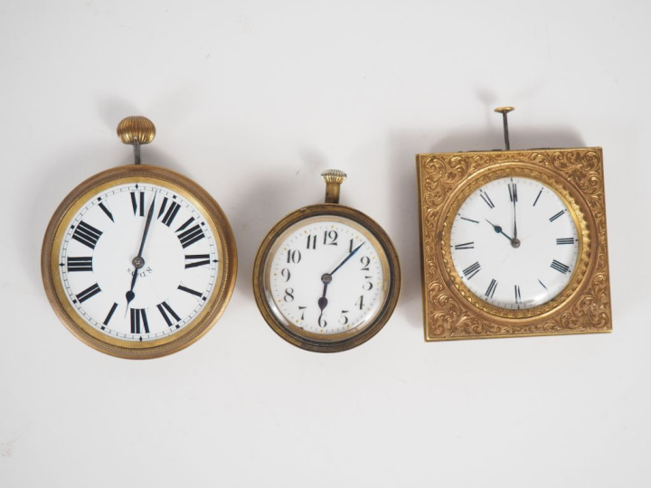 Trois chronomètres fin XIXème en bronze ou laiton, cadran émaillé. Dim