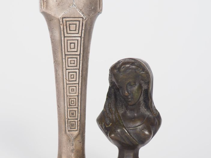 Cachet 1900 en bronze, "tête de Janus".  On y joint un cachet en métal