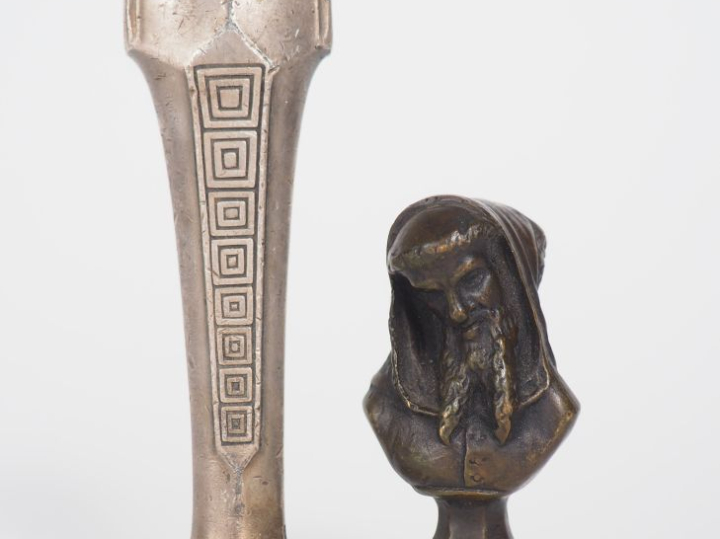 Cachet 1900 en bronze, "tête de Janus".  On y joint un cachet en métal