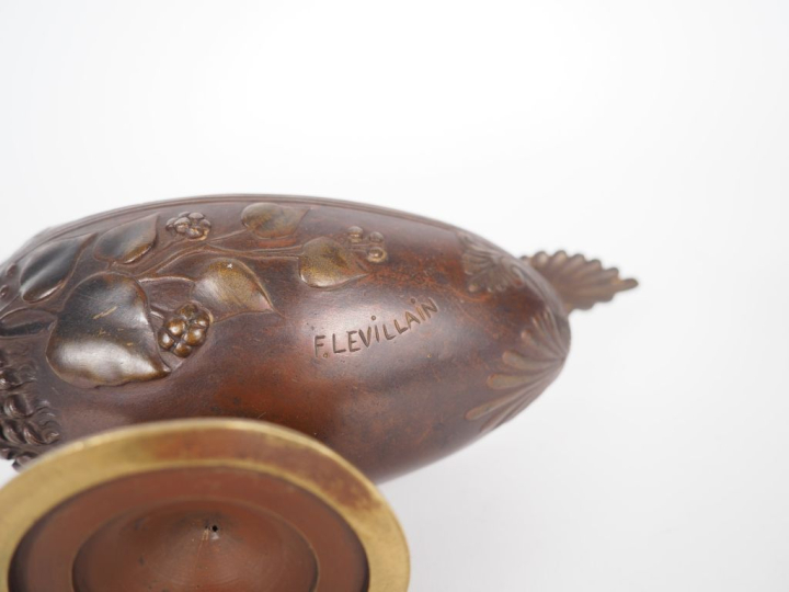F. LEVILLAIN.  Coupe en forme de nacelle sur piédouche, en bronze à dé