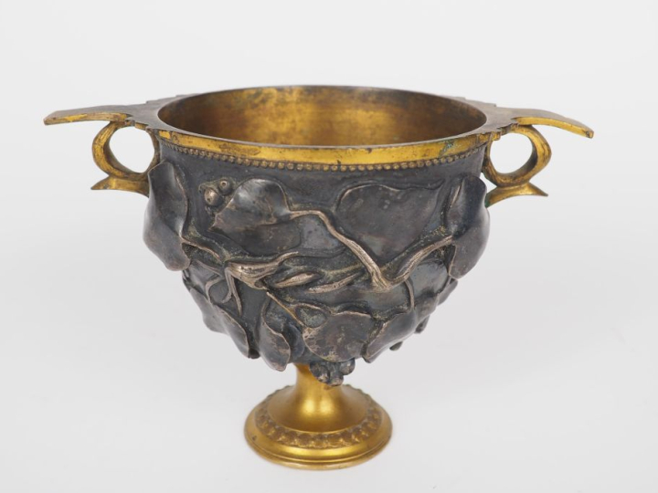 Coupe 1900, « Lierre » en bronze sur piédouche à deux patines, Signée 