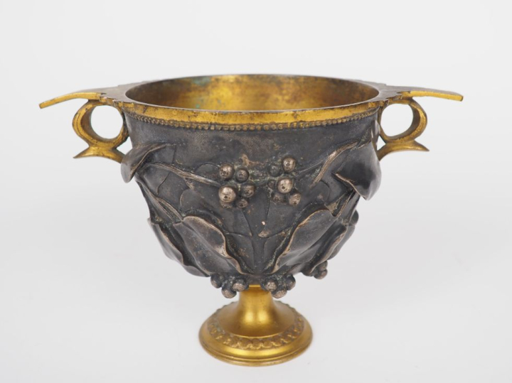 Coupe 1900, « Lierre » en bronze sur piédouche à deux patines, Signée 