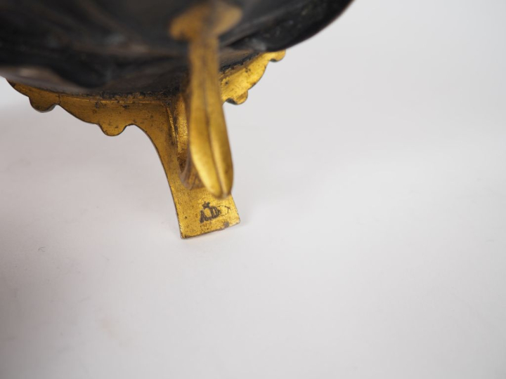 Coupe 1900, « Lierre » en bronze sur piédouche à deux patines, Signée 
