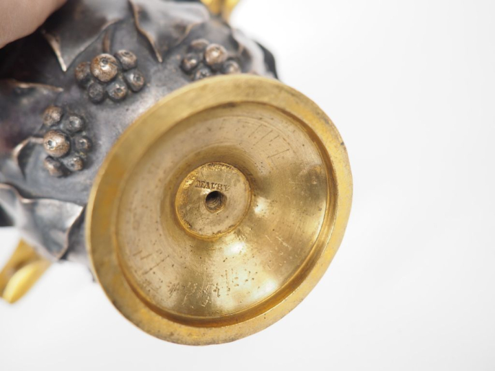 Coupe 1900, « Lierre » en bronze sur piédouche à deux patines, Signée 