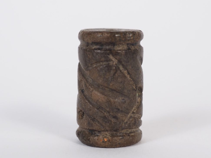 Orient ancien. Sceau cylindre en pierre noire décoré de points et de t