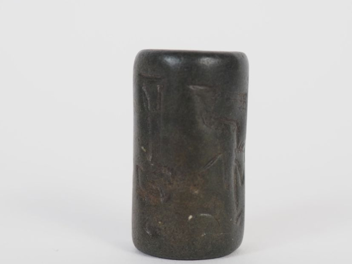 Orient ancien. Sceau cylindre en pierre noire décoré d’une scène de pr