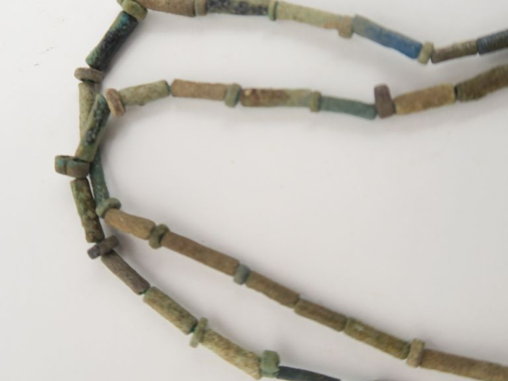 Égypte antique. Collier constitué d’ancienne perles de résille de momi