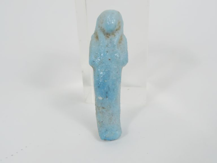 Égypte. Petit oushebti en faïence bleue. 6 x 2 cm.