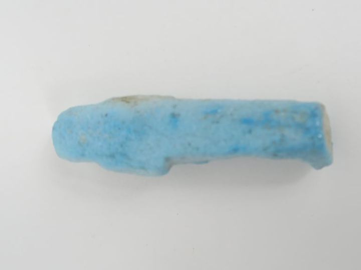 Égypte. Petit oushebti en faïence bleue. 6 x 2 cm.