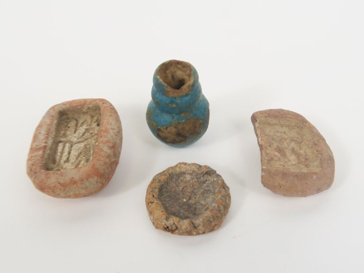 Égypte ancienne. 3 moules à amulette en terre cuite et un élément de f