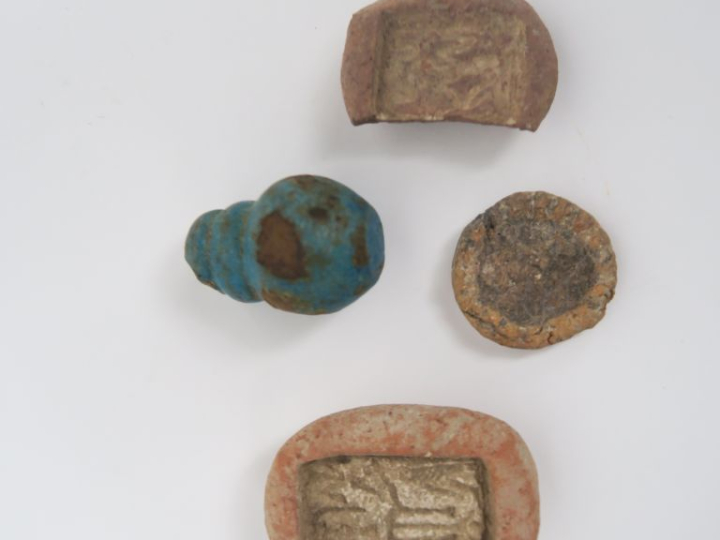 Égypte ancienne. 3 moules à amulette en terre cuite et un élément de f