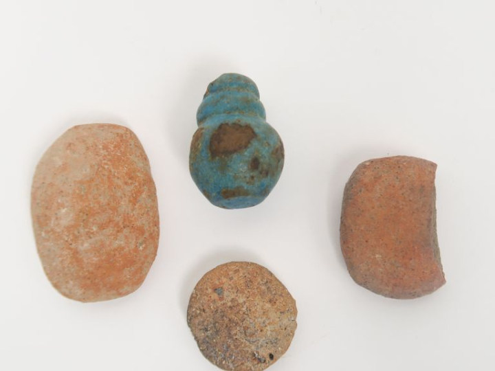 Égypte ancienne. 3 moules à amulette en terre cuite et un élément de f