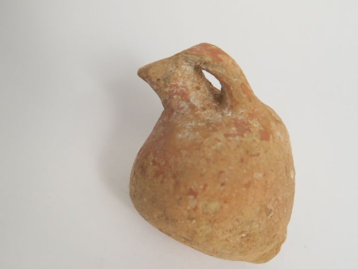 Balsamaire antique en terre cuite. 6 x 4,5 cm.