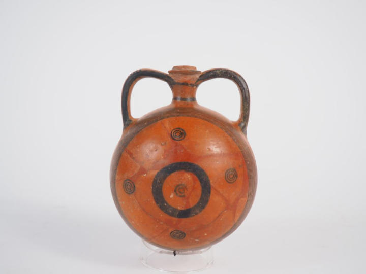 Chypre. Gourde lenticulaire en céramiques rouge ornée de motifs géomét