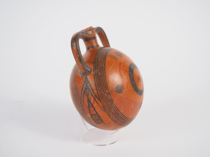 Chypre. Gourde lenticulaire en céramiques rouge ornée de motifs géomét