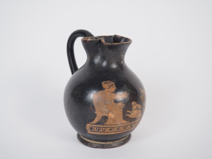 Vase grec. Œnochoé des Anthestéries (chous) figurant un enfant tenant 