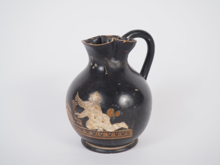 Vase grec. Œnochoé des Anthestéries (chous) figurant un enfant tenant 