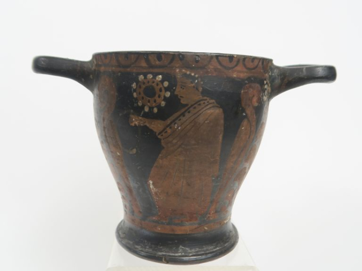 Vase grec. Skyphos à figures rouges et rehauts blancs représentant de 