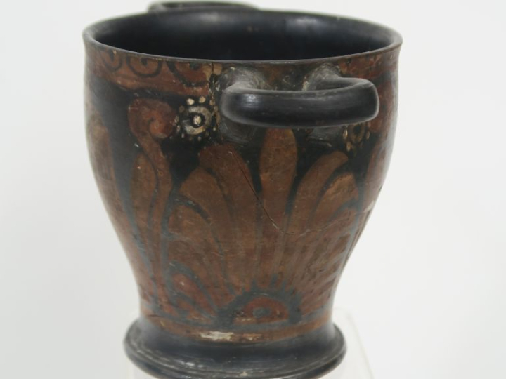 Vase grec. Skyphos à figures rouges et rehauts blancs représentant de 
