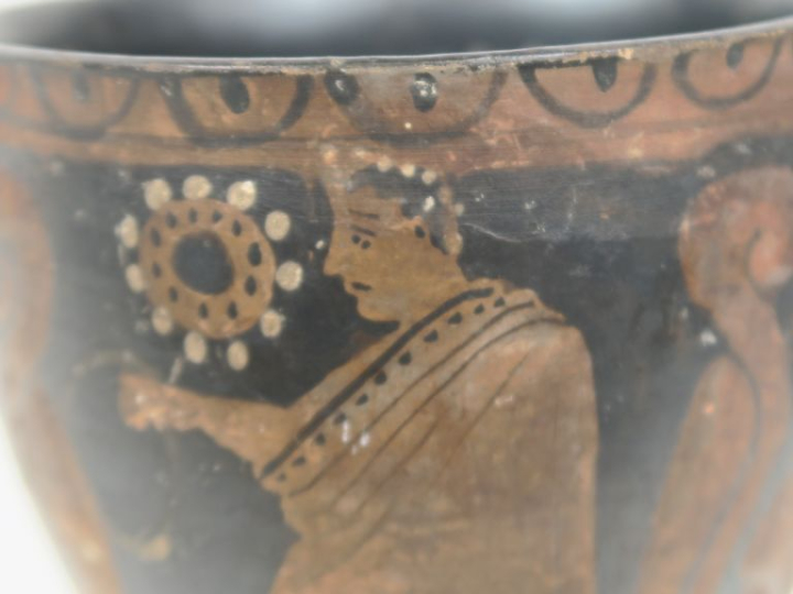 Vase grec. Skyphos à figures rouges et rehauts blancs représentant de 