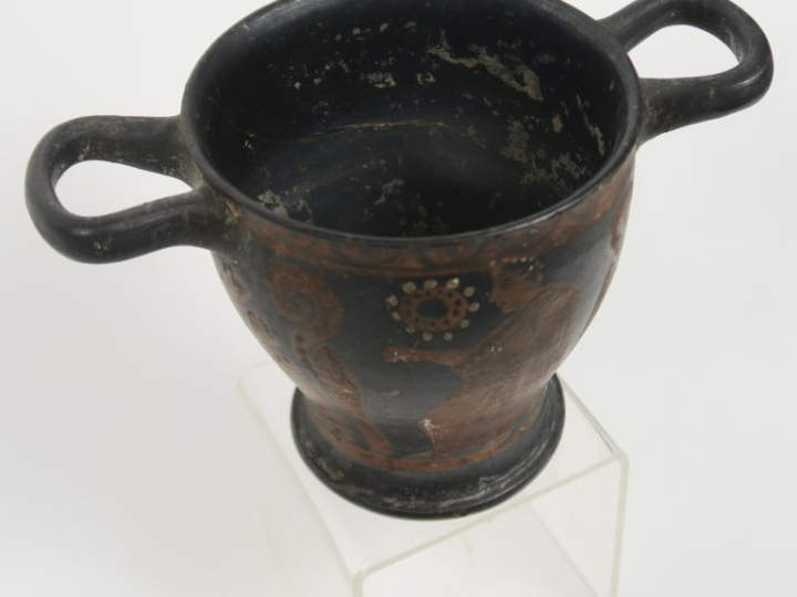 Vase grec. Skyphos à figures rouges et rehauts blancs représentant de 
