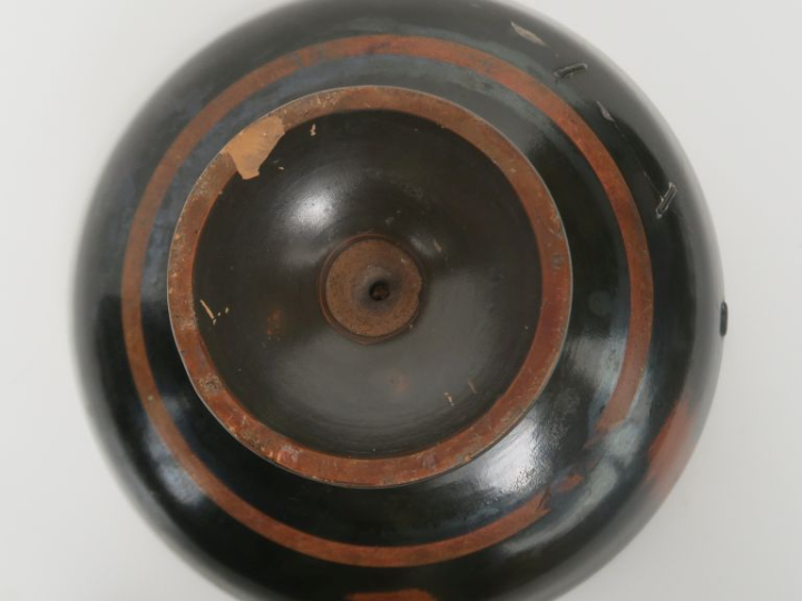 Vase grec. Coupe sur pied à vernis noir. IVème s. av. J.-C. 18 x 6,5 c