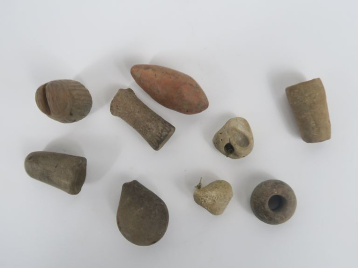 Figurine antique représentant un homme barbu portant une femme sur son