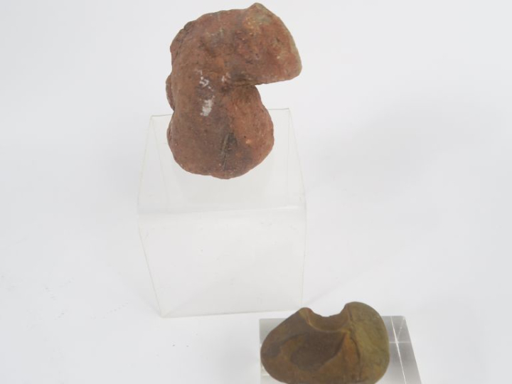 Figurine antique représentant un homme barbu portant une femme sur son