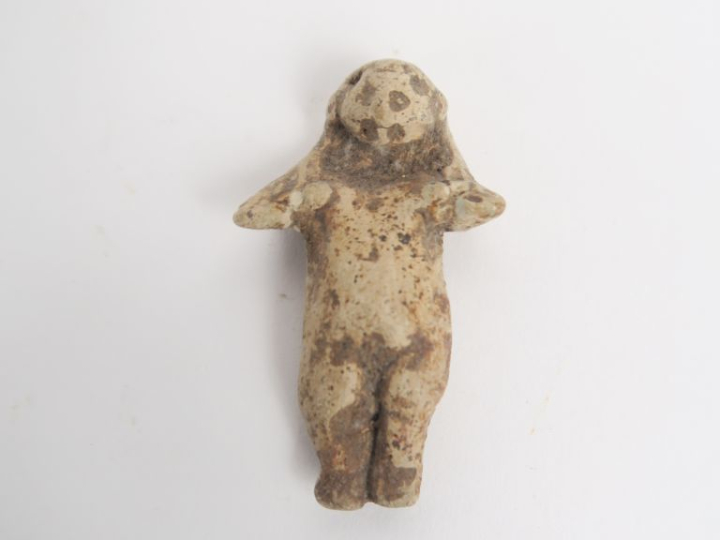 Figurine antique représentant un homme barbu portant une femme sur son