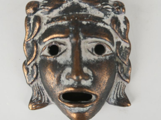 Vente aux enchères Bronzes antiques. Une plaque ajourée à décor de peltes, une poignée et