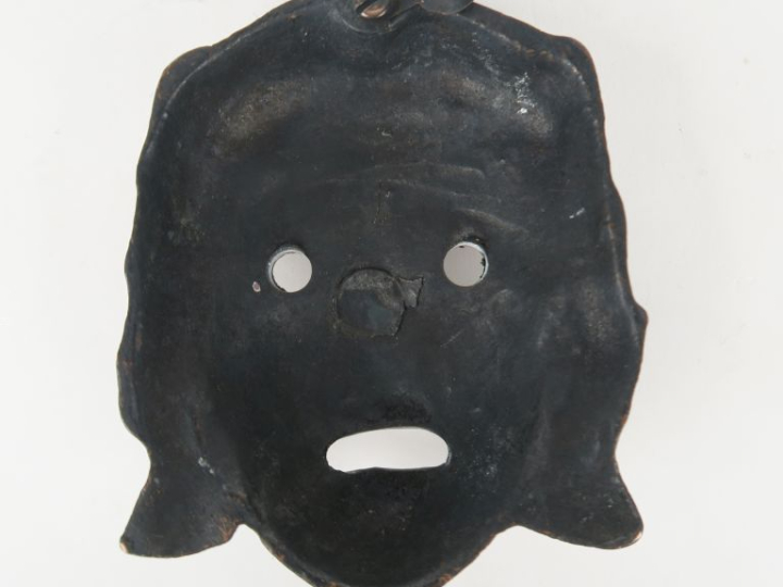 Bronzes antiques. Une plaque ajourée à décor de peltes, une poignée et