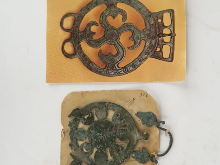 Bronzes antiques. Une plaque ajourée à décor de peltes, une poignée et