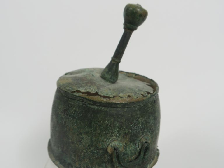 Ustensile romain en bronze à deux poignée et un pied (fragmentaire) 12