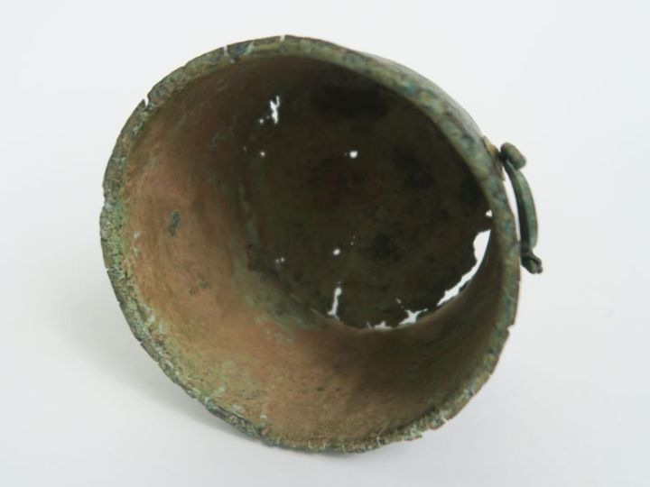 Ustensile romain en bronze à deux poignée et un pied (fragmentaire) 12